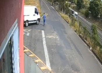 Homem fica em estado grave após ser atropelado pela própria van em Franca, SP; VÍDEO