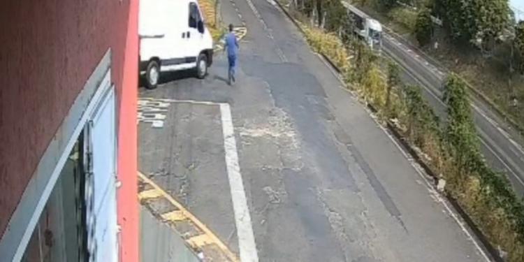Homem fica em estado grave após ser atropelado pela própria van em Franca, SP; VÍDEO